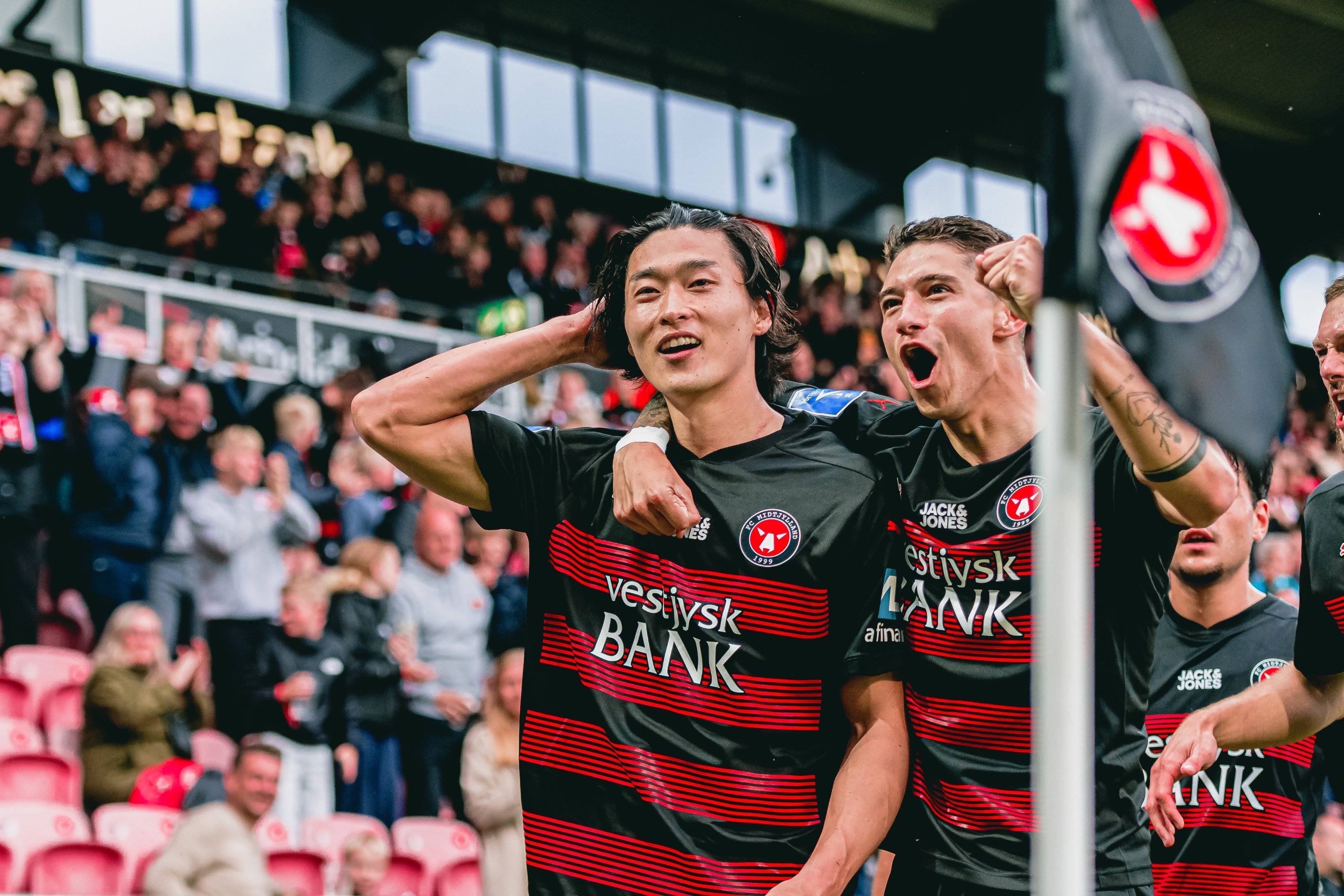 KAIYUN SPORTS-包含德罗巴在RNG比赛中惊险取胜赛地聚焦——意大利杯冲刺阶段热度飙升，拜仁慕尼黑今晚门线救险都惊呆了的词条