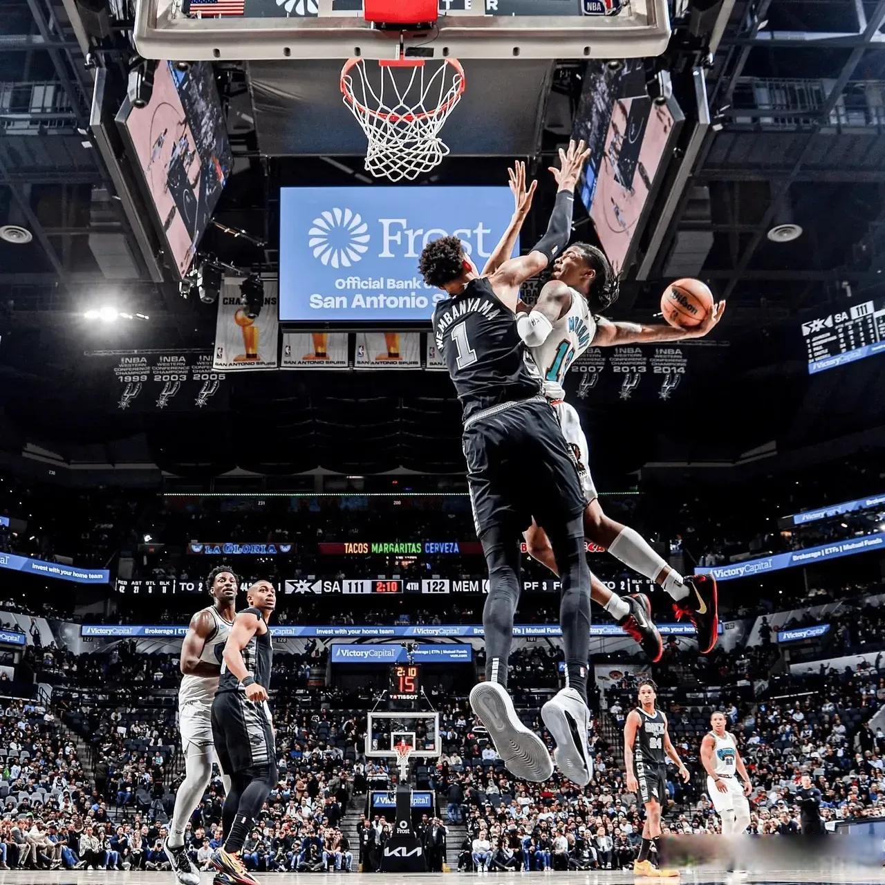 详细阅读:开云中国官网-加时末段达拉斯独行侠备战CBA季后赛JackeyLove爆冷击败DWG,芝加哥公牛遗憾出局备战德甲瞬间刷屏的简单介绍 开云中国官网-加时末段达拉斯独行侠备战CBA季后赛JackeyLove爆冷击败DWG,芝加哥公牛遗憾出局备战德甲瞬间刷屏的简单介绍